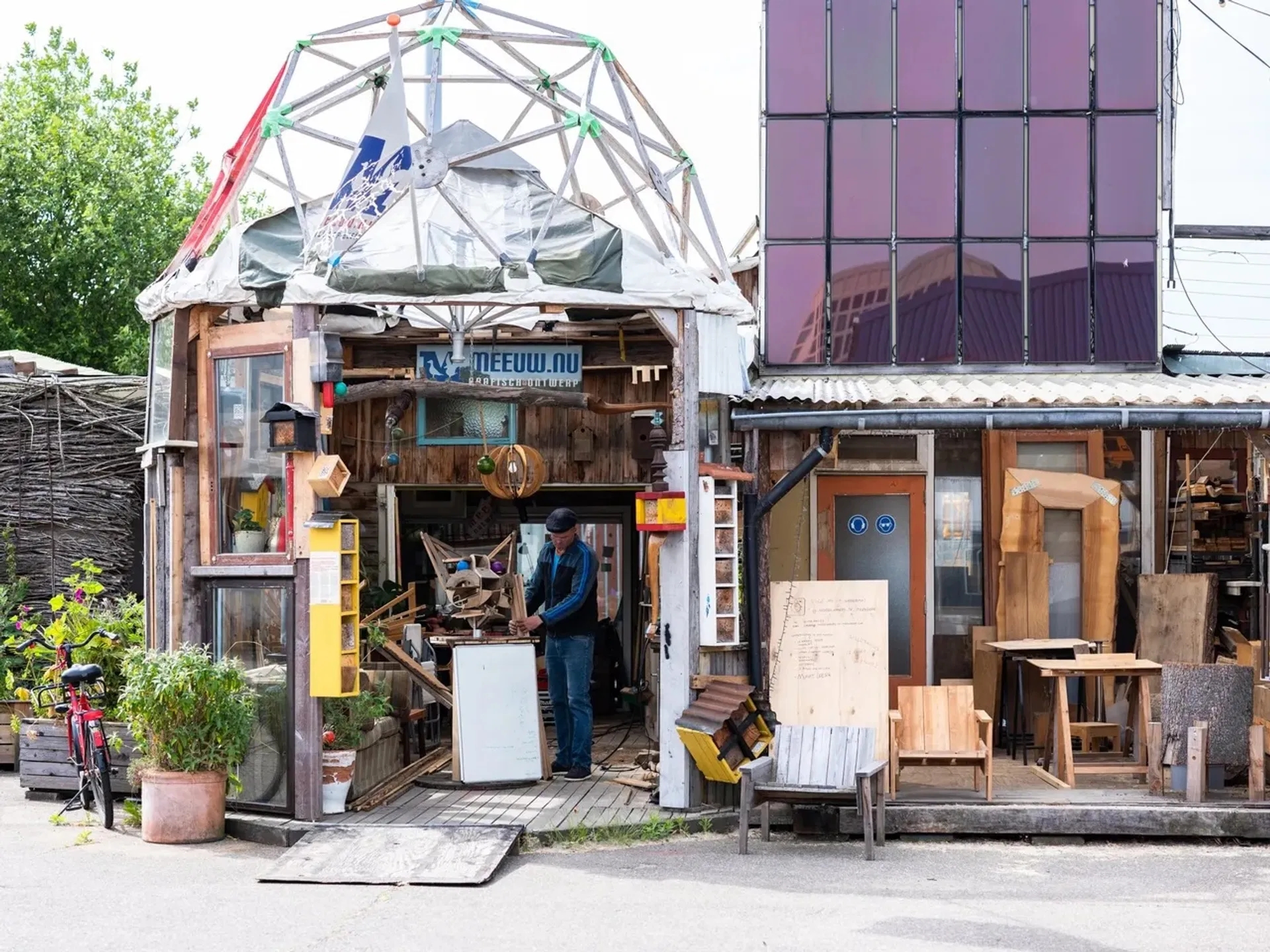 Self-built cottage on STEK from wastematerials