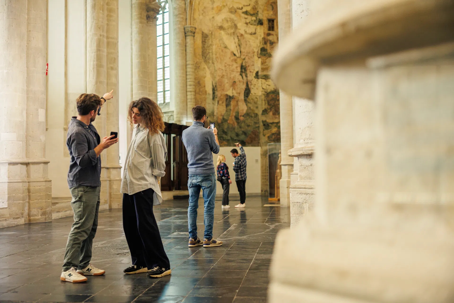 Mensen met smartphone in de Grote Kerk Breda