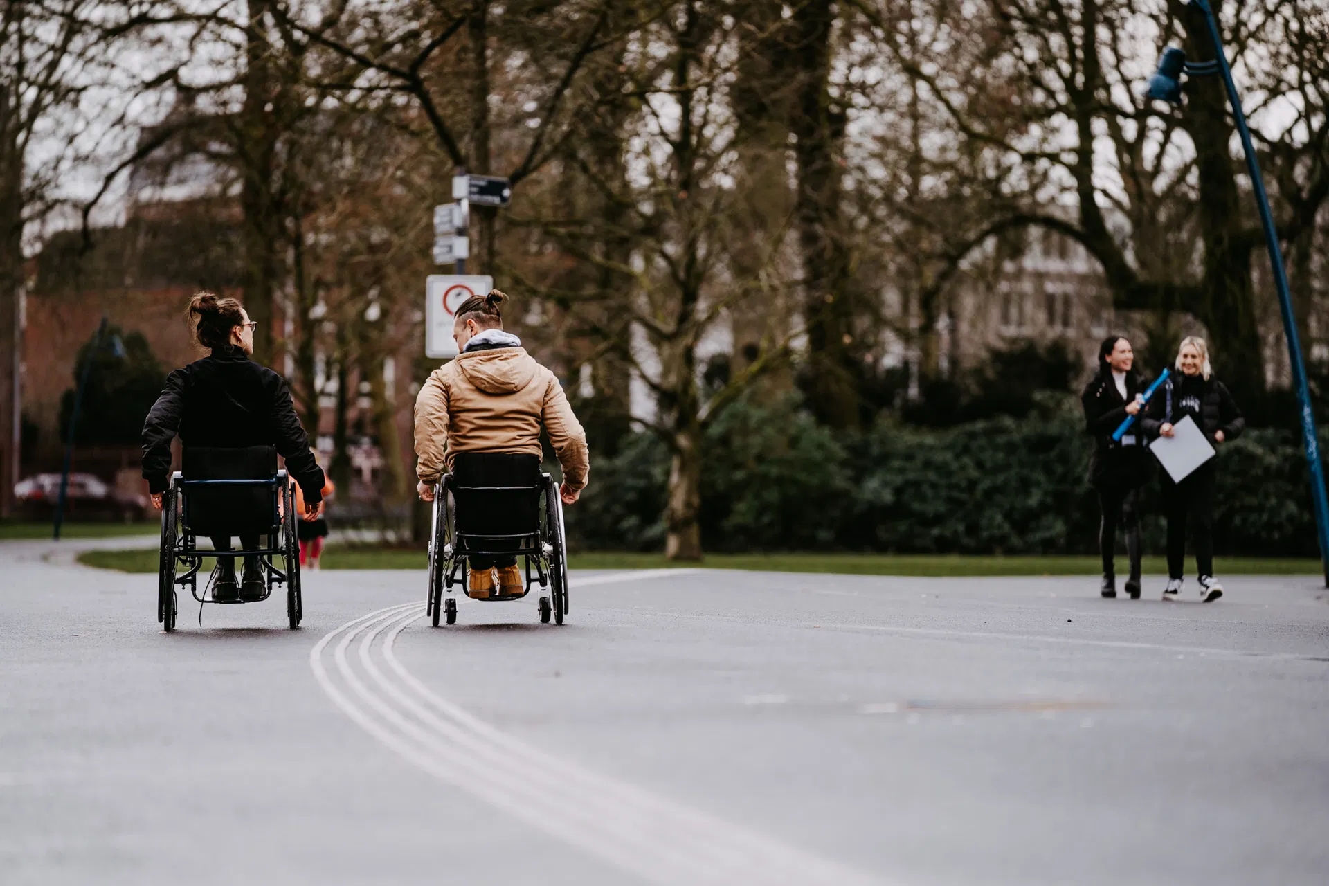 Picture of two disabled people in wheelchairs in the Valkenberg Park in Breda