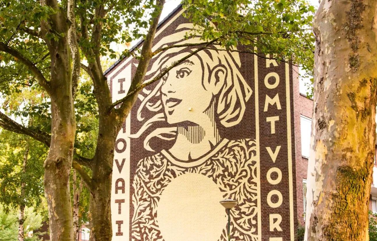 100e Blind Wall in de Columbusstraat met een geïllustreerde vrouw erop