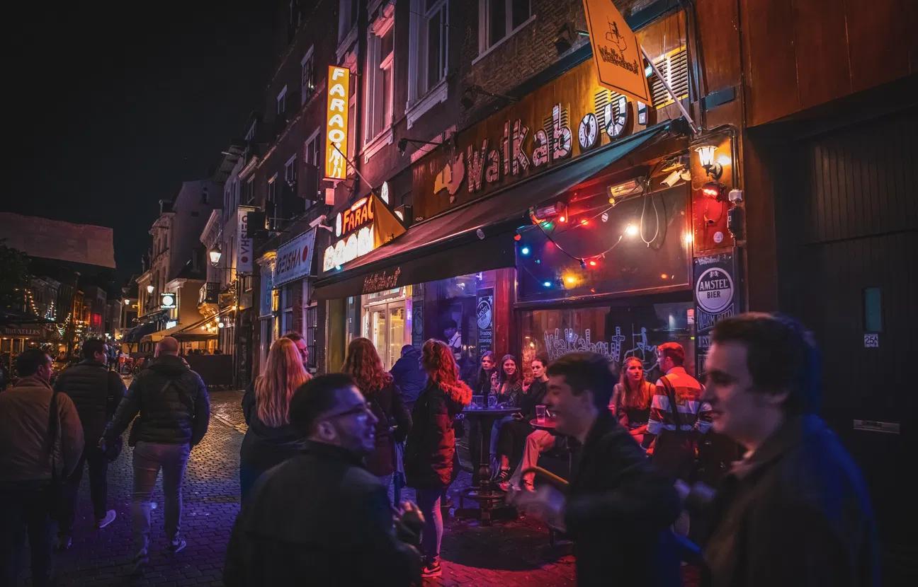 Stappende jongeren voor Café Walkabout in Breda