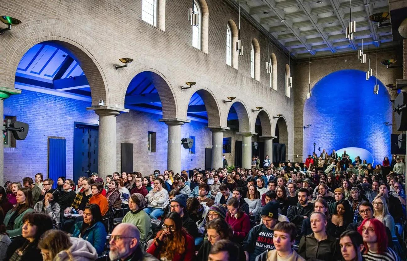 Grote groep mensen in een zaal bij breda gameweek