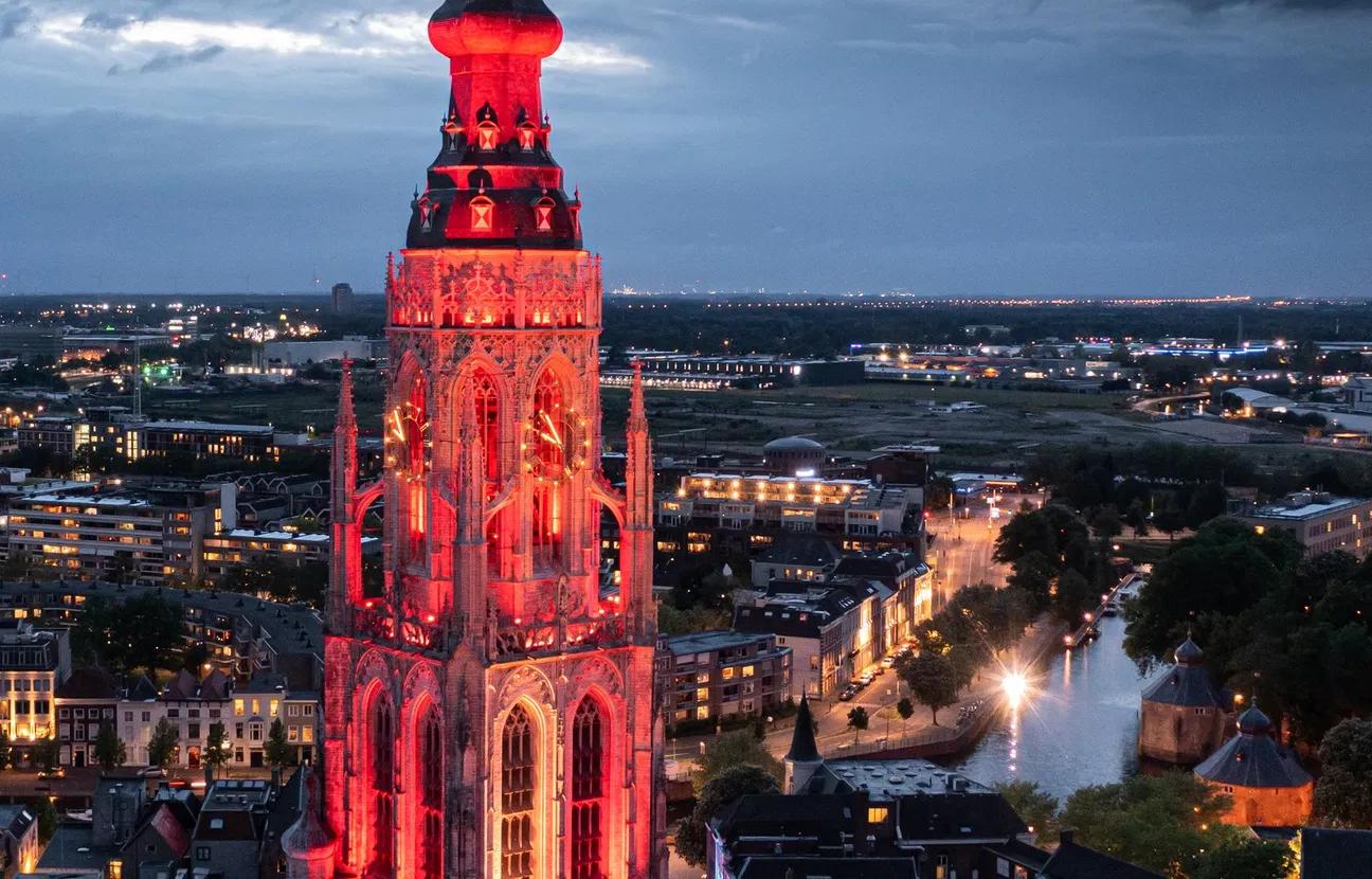De Grote Kerk van Breda, rood belicht