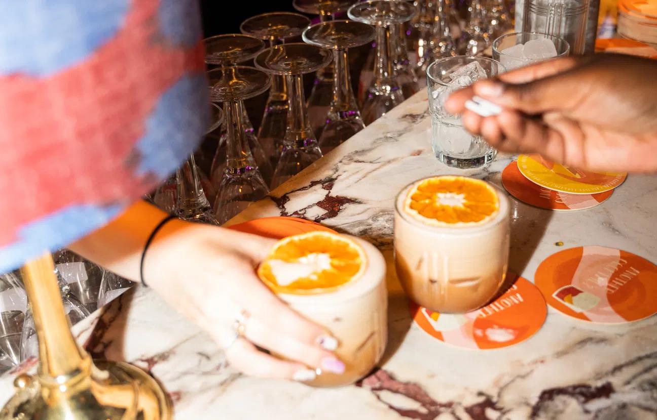 Drie cocktails in een bar.