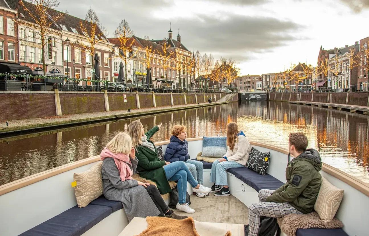 Vijf mensen in een boot op de Singels van Breda