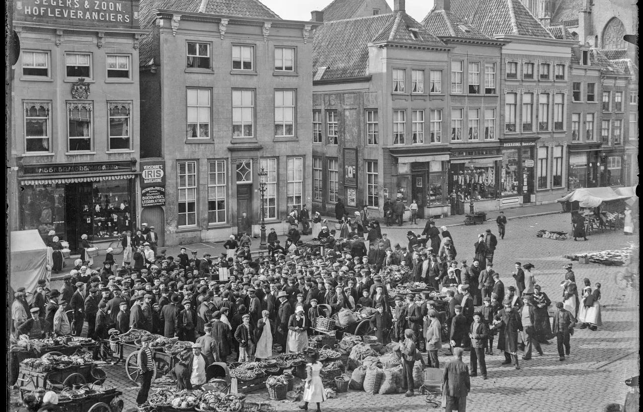 Beeld van de Grote Markt rond 1900 tijdens de weekmarkt