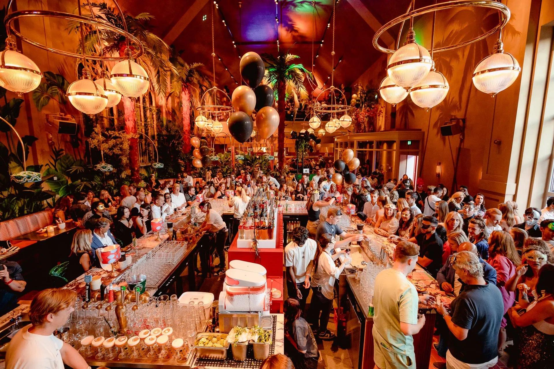 Foto van de grote bar vol met mensen bij Streetfood club Breda